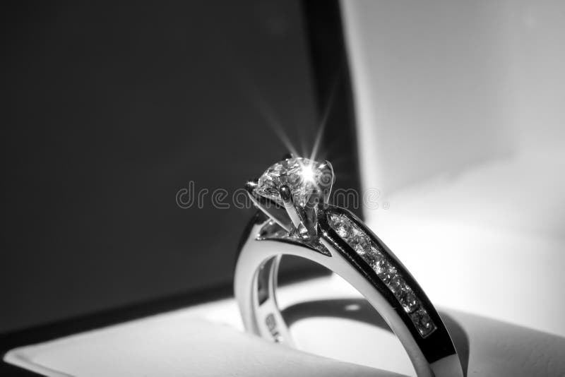 Anillo de compromiso del diamante imagen de archivo libre de regalías Anillo de compromiso del diamante imagen de archivo libre de regalías