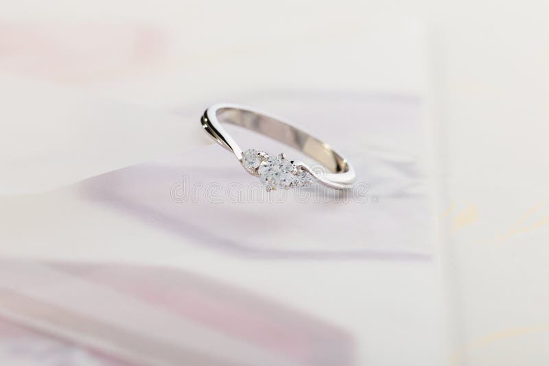 Anillo De Compromiso De Plata Diamante Imagen archivo - Imagen de gema, 136305861