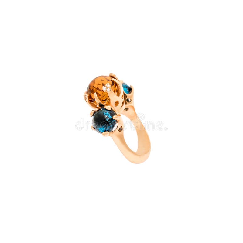 Anillo de diamante de oro aislado en el fondo blanco Anillo con los diamantes y las piedras preciosas preciosas del color Joyer?a fotos de archivo libres de regalías Anillo de diamante de oro aislado en el fondo blanco Anillo con los diamantes y las piedras preciosas preciosas del color Joyer?a fotos de archivo libres de regalías