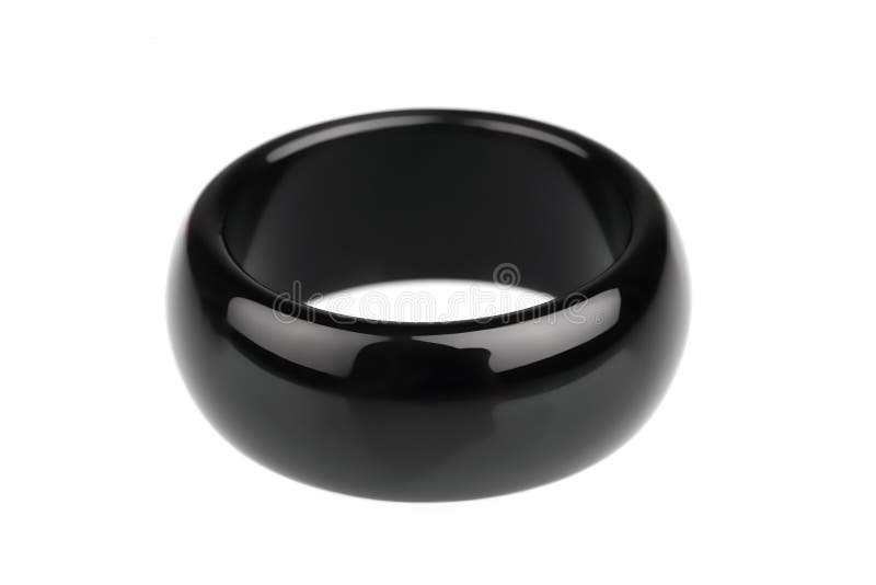 Anillo de la obsidiana del negro azabache en blanco foto de archivo Anillo de la obsidiana del negro azabache en blanco foto de archivo