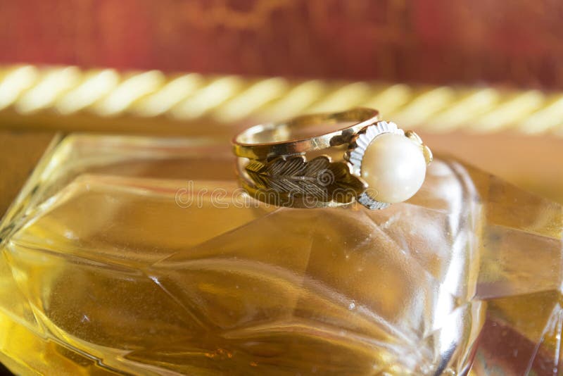 Anillo de oro con la perla del sistema foto de archivo libre de regalías Anillo de oro con la perla del sistema foto de archivo libre de regalías