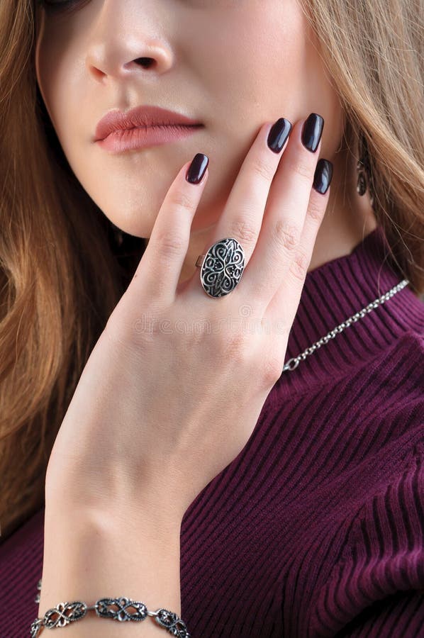 Anillo de plata en el finger Ciérrese encima del modelo femenino que lleva el jewe étnico fotos de archivo Anillo de plata en el finger Ciérrese encima del modelo femenino que lleva el jewe étnico fotos de archivo