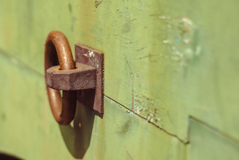 Anillo del hierro en la puerta imagenes de archivo Anillo del hierro en la puerta imagenes de archivo