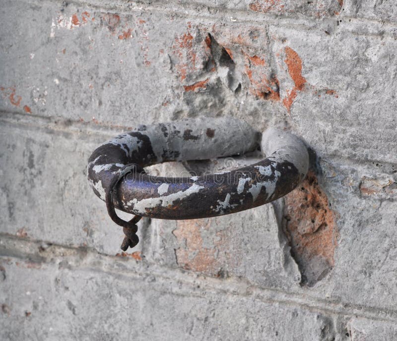 Anillo que engancha del caballo en una pared áspero enyesada imagenes de archivo Anillo que engancha del caballo en una pared áspero enyesada imagenes de archivo