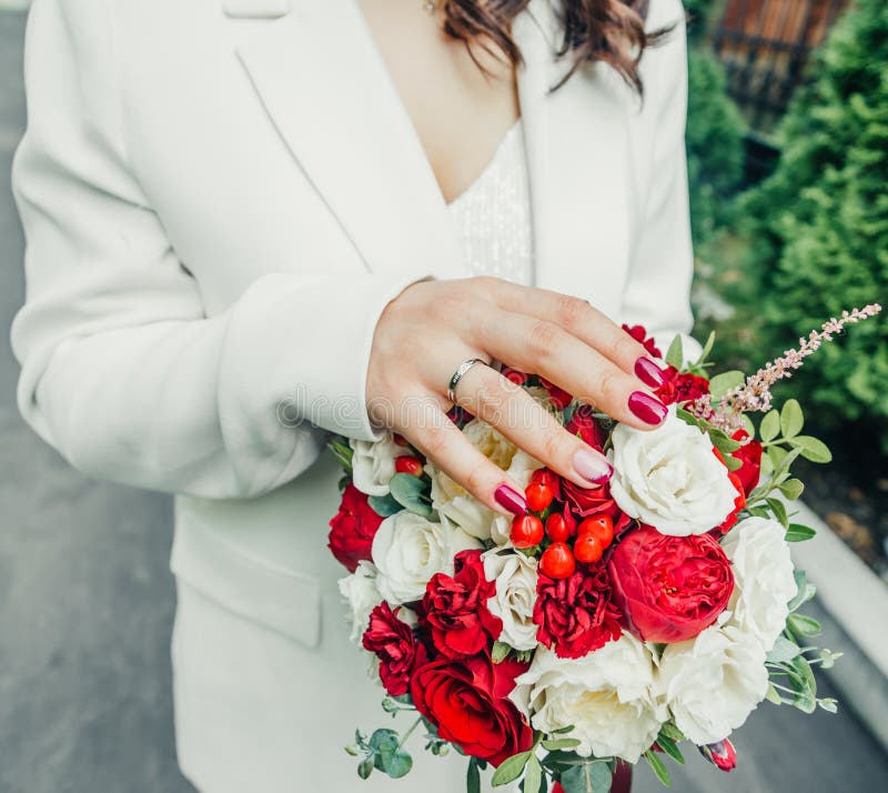 Anillos De Boda De Oro Blanco En Una Caja Y Un Ramo De Novia De Rosas  Delicadas Y Vegetación Foto de archivo - Imagen de marido, flor: 197697630