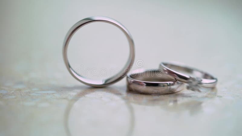 Anillos de boda Pareja de símbolos matrimoniales Amor por el hecho de que la novia y el novio se conviertan en esposa y marido Sí