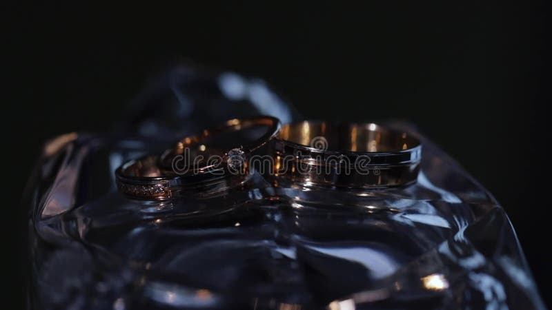 Anillos de boda Pareja de símbolos matrimoniales Amor por el hecho de que la novia y el novio se conviertan en esposa y marido Sí