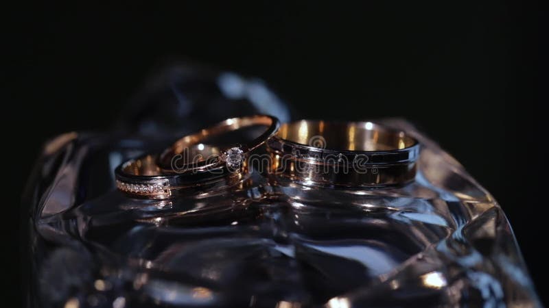 Anillos de boda Pareja de símbolos matrimoniales Amor por el hecho de que la novia y el novio se conviertan en esposa y marido Sí