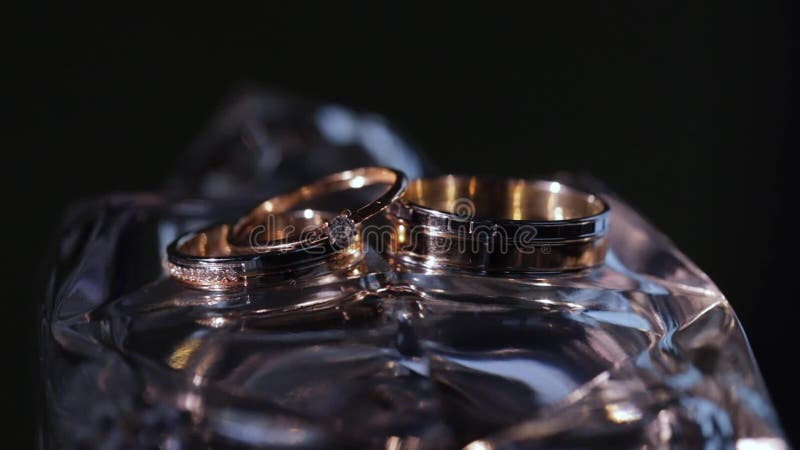 Anillos de boda Pareja de símbolos matrimoniales Amor por el hecho de que la novia y el novio se conviertan en esposa y marido Sí