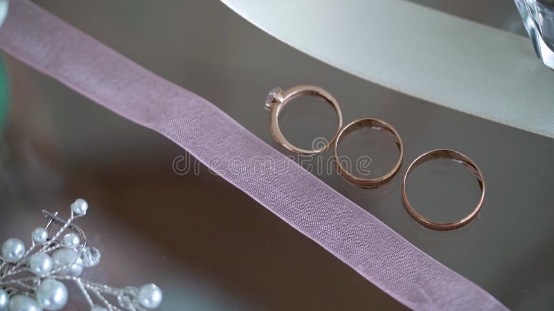 Anillos de boda Pareja de símbolos matrimoniales Amor por el hecho de que la novia y el novio se conviertan en esposa y marido Sí