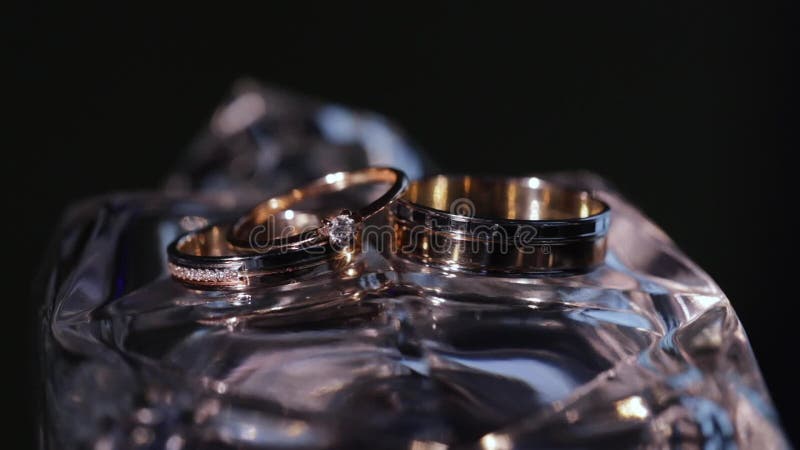 Anillos de boda Pareja de símbolos matrimoniales Amor por el hecho de que la novia y el novio se conviertan en esposa y marido Sí