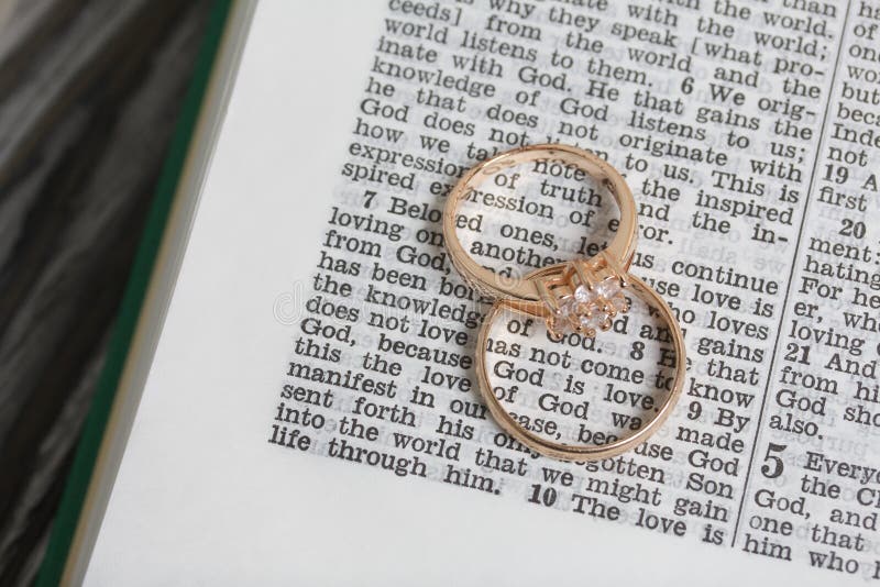 Anillos De Boda Yacen En La Página De Una Biblia Abierta En El Centro Del  Anillo La Frase Es Visible: Dios Es Amor Imagen de archivo - Imagen de  anillos, anillo: 171036391