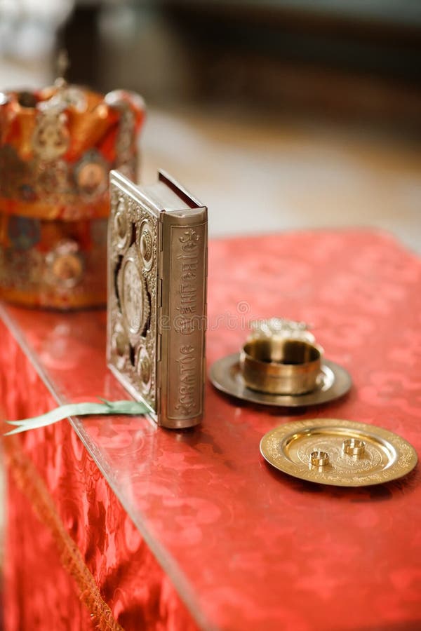 Anillos de bodas, coronas y biblia en la tabla con la cruz y el vidrio de la vid imagenes de archivo Anillos de bodas, coronas y biblia en la tabla con la cruz y el vidrio de la vid imagenes de archivo