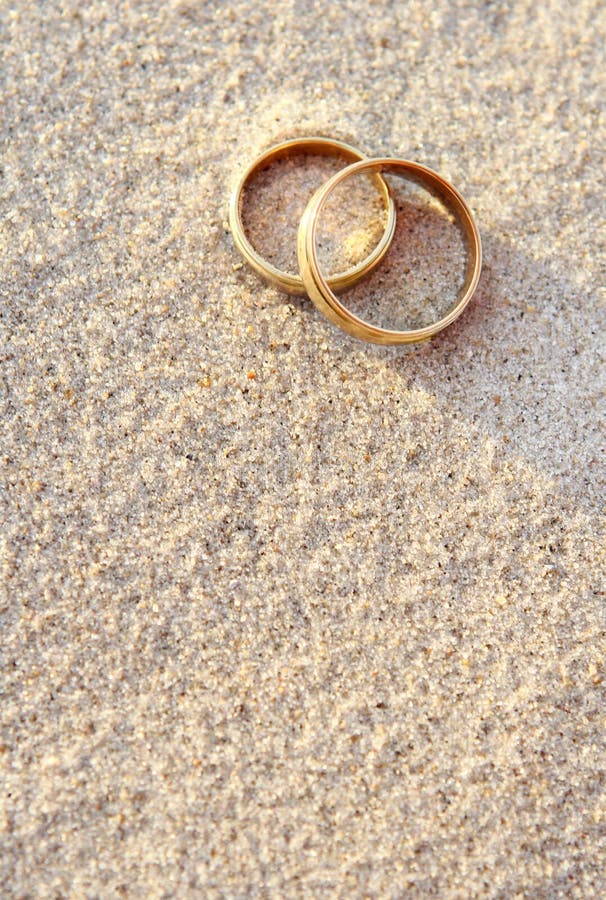 Anillos de bodas en la playa fotos de archivo Anillos de bodas en la playa fotos de archivo