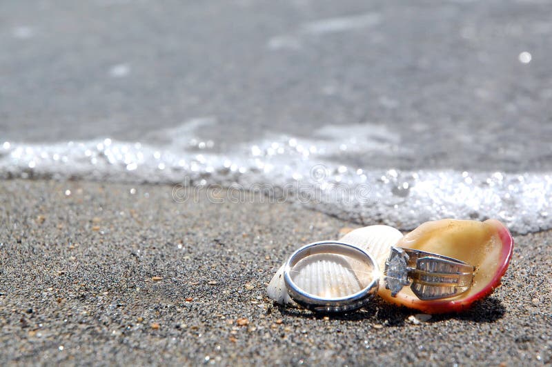 Anillos de bodas en la playa por el mar imágenes de archivo libres de regalías Anillos de bodas en la playa por el mar imágenes de archivo libres de regalías