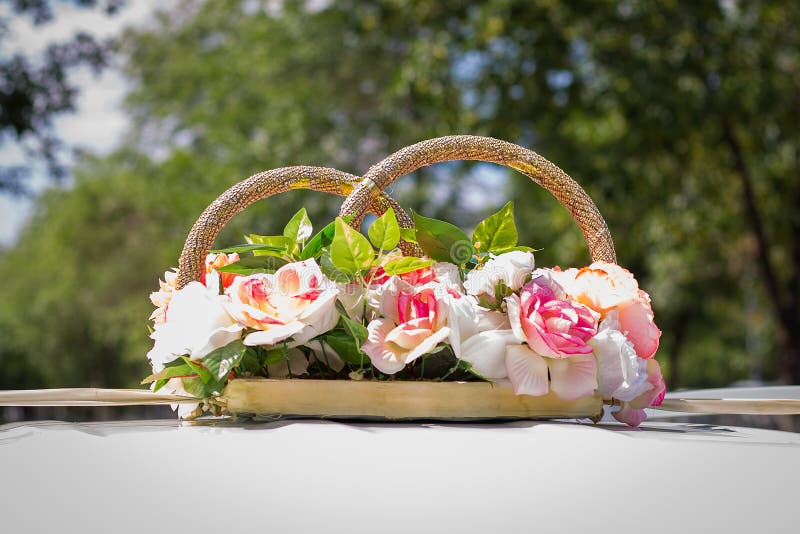 Anillos de bodas de la decoraci?n en el coche Decoraciones del coche de la boda Procesi?n de la boda fotos de archivo Anillos de bodas de la decoraci?n en el coche Decoraciones del coche de la boda Procesi?n de la boda fotos de archivo