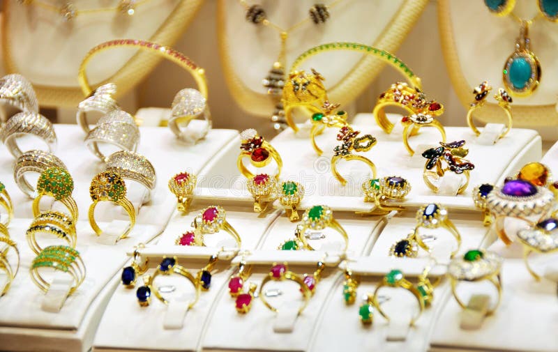 Anillos De Golded Una Tienda Imagen de archivo - Imagen anillos, 64500155