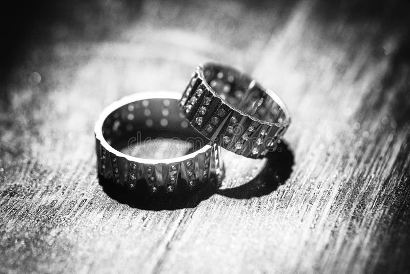Anillos originalmente figurados en la tabla de madera en colo blanco y negro fotografía de archivo libre de regalías Anillos originalmente figurados en la tabla de madera en colo blanco y negro fotografía de archivo libre de regalías