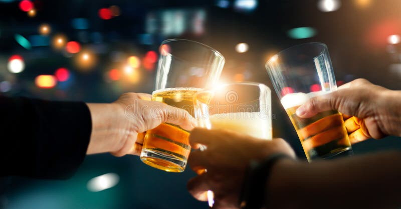 Anima tintinear de amigos con la bebida de la cerveza en noche del partido