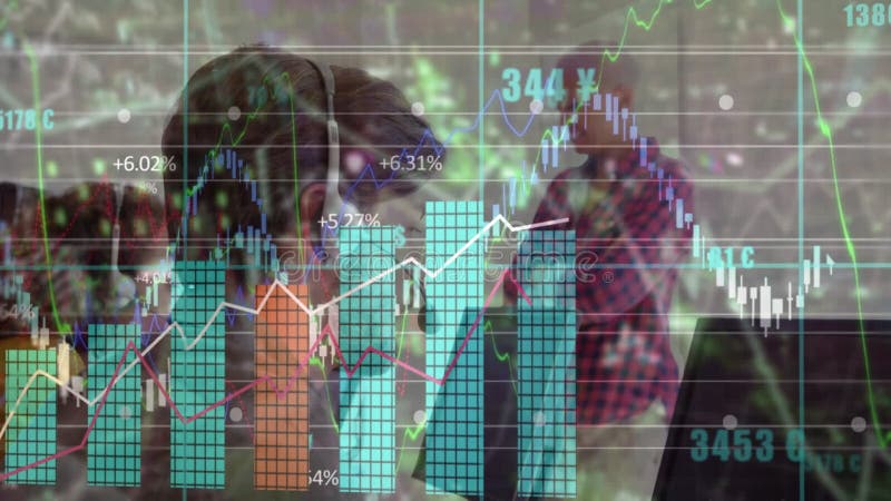 Animación de datos gráficos sobre una empresaria caucásica con colegas que trabajan en la oficina del centro de llamadas almacen de metraje de vídeo