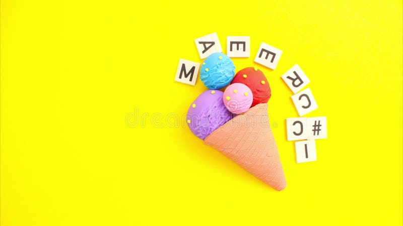 Animación de movimiento de parada plastica. helado plasticino multicolor en movimiento de fondo amarillo stock de ilustración