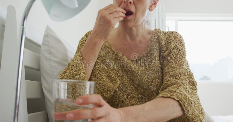 Animación de una anciana caucásica sintiéndose mal tomando pastillas almacen de video