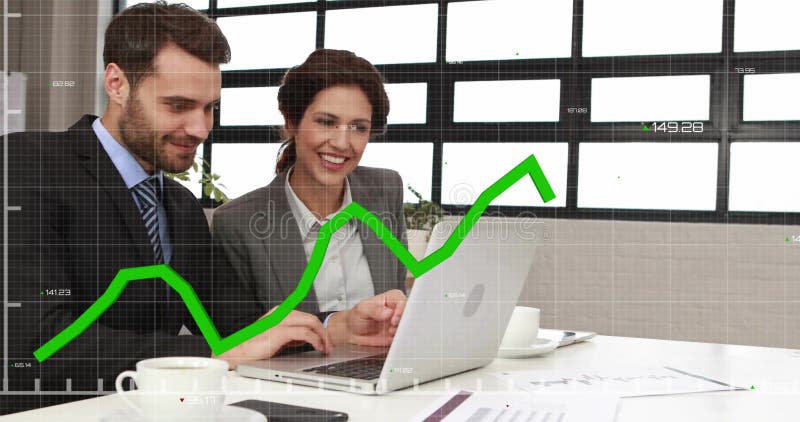 Animación del procesamiento de datos financieros sobre diversos empresarios en funciones almacen de video