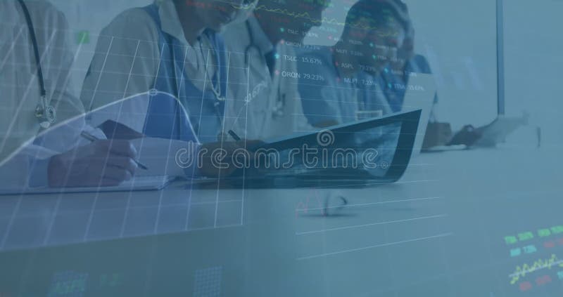 Animación del procesamiento de datos a través de la mitad de la sección del equipo de diversos médicos que trabajan en el hospital almacen de metraje de vídeo