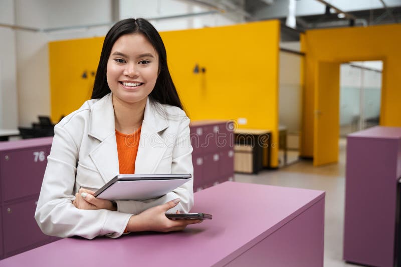 Animado joven empleado de la empresa en la oficina del plan de apertura foto de archivo libre de regalías