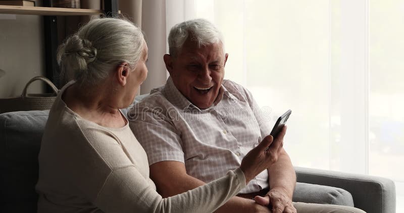 Animado, sorriso abraço de casal, veja a tela do celular