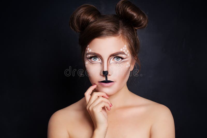  Animal De La Mujer Con El Maquillaje Artístico De Halloween En Negro Imagen de archivo