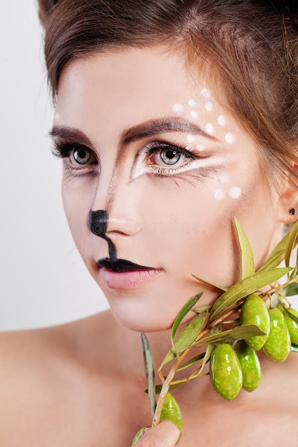 Maquillaje De Los Caracteres Del Carnaval Animal De La Mujer Con Maquillaje Artístico Foto de archivo artistico de animales Maquillaje De Los Caracteres Del Carnaval Animal De La Mujer Con Maquillaje Artístico Foto de archivo