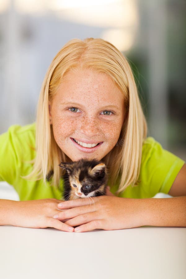 Animale domestico preoccupantesi della ragazza immagine stock libera da diritti Animale domestico preoccupantesi della ragazza immagine stock libera da diritti