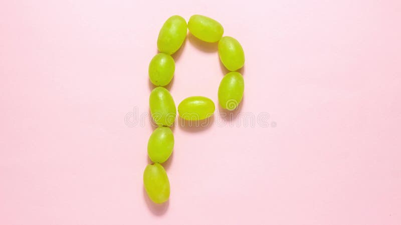 Animation d'arrêt. raisins verts qui sont disposés sous forme de lettres du mot raisins individuellement banque de vidéos