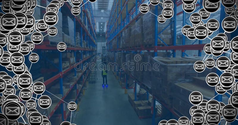 Animation d'icônes d'enveloppe sur un ouvrier mâle caucasien dans l'entrepôt banque de vidéos