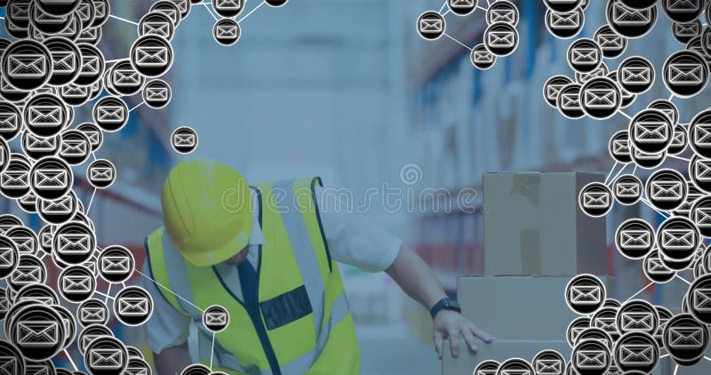 Animation d'icônes d'enveloppe sur un ouvrier mâle caucasien dans l'entrepôt banque de vidéos