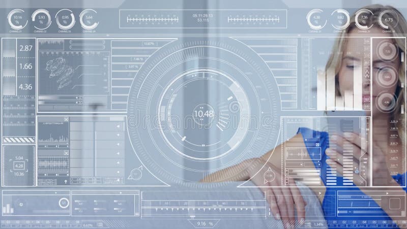 Animation d'interface de données futuriste sur une femme d'affaires travaillant dans un bureau moderne banque de vidéos