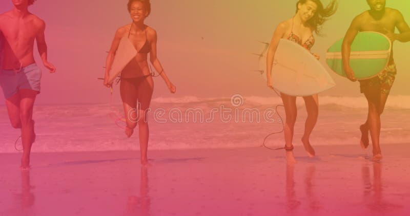 Animation d'un groupe diversifié de gens heureux sur la plage courant avec des planches de surf sur la lumière colorée banque de vidéos