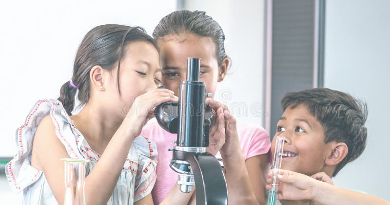 Animation d'un groupe d'écoliers heureux utilisant le microscope en classe scientifique banque de vidéos