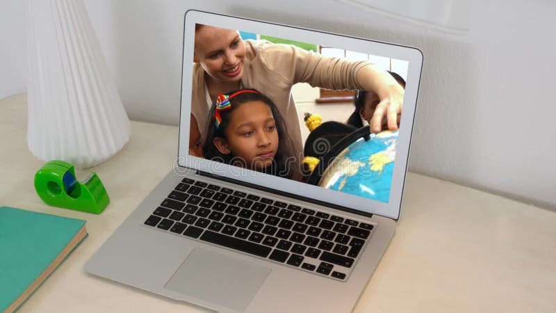Animation d'un ordinateur portable montrant le groupe multiethnique des enfants et du professeur caucasien banque de vidéos