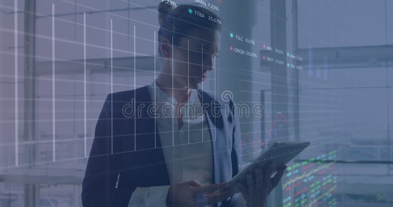 Animation de données financières et de graphiques sur une femme d'affaires caucasienne utilisant une tablette illustration stock