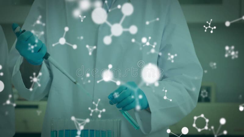 Animation de molécules sur un scientifique mâle caucasien travaillant en laboratoire banque de vidéos
