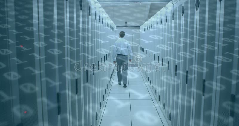 Animation de numéros de codage binaires changeant sur l'homme dans la salle technique avec les serveurs informatiques illustration stock
