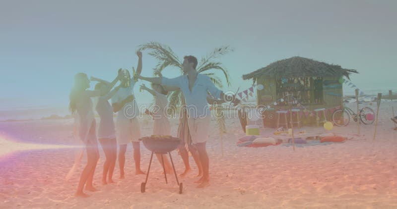 Animation de spots lumineux sur groupe d'amis heureux divers boire de la bière et avoir un barbecue à la plage clips vidéos