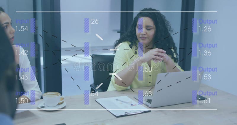 Animation de traitement de données sur une femme d'affaires travaillant un ordinateur portable au bureau banque de vidéos
