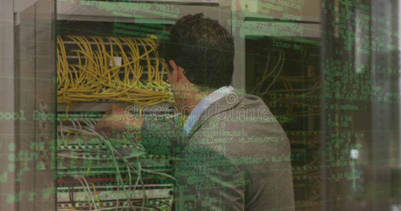 Animation der Datenverarbeitung gegenüber der rückseitigen Ansicht von Servern zur Überprüfung von Kaukasiern stock video footage