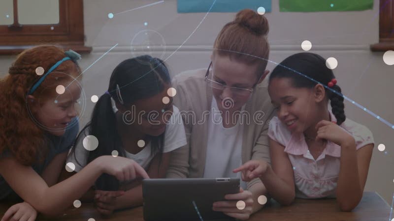 Animation der Formen gegenüber einer fröhlichen kaukasischen Lehrerin mit verschiedenen Schulkindern mit Tablet stock video