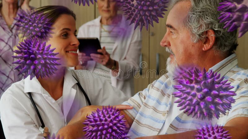 Animation des cellules du coronavirus zonage covid19 la femme du caucase supérieure et le travailleur médial clips vidéos