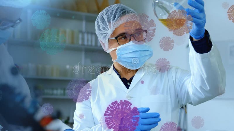 Animation des cellules macro covid19 flottant sur les scientifiques qui travaillent dans un laboratoire banque de vidéos