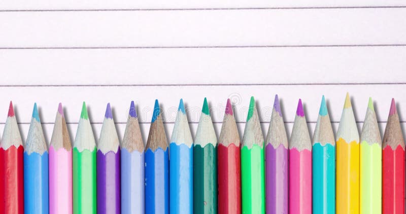Animation des crayons colorés contre le papier blanc rayé illustration libre de droits